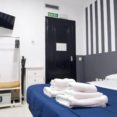 Πανσιόν Flats Friends Plaza De La Reina 2*