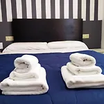 Flats Friends Plaza De La Reina Affittacamere 4*