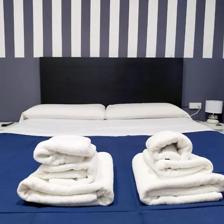 Flats Friends Plaza De La Reina Guest house