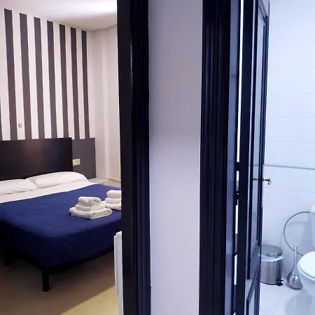 Flats Friends Plaza De La Reina 招待所